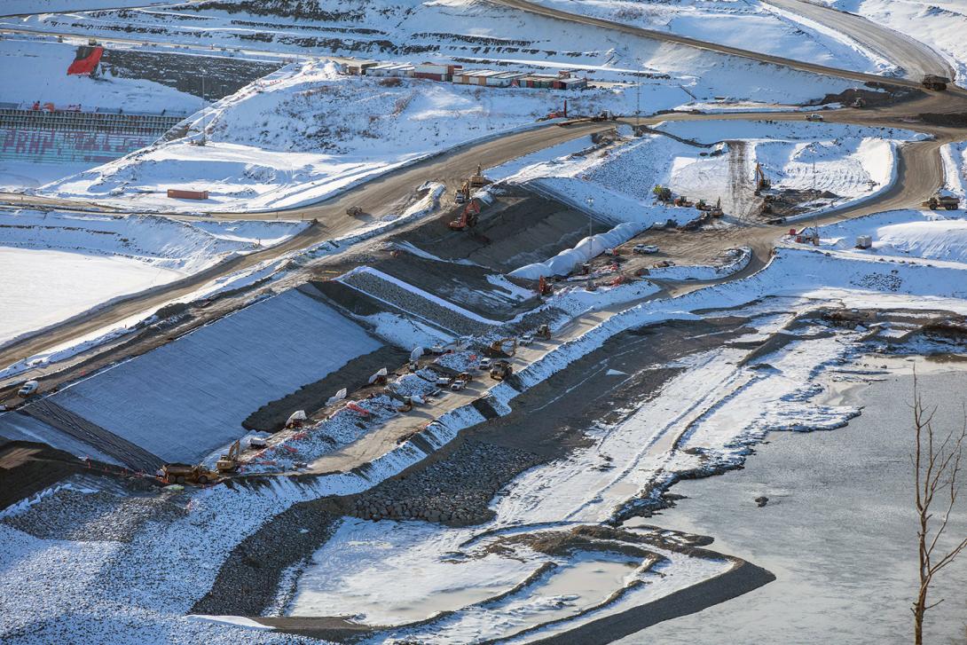 Construction continues on building the upstream cofferdam to its final elevation. | January 2021