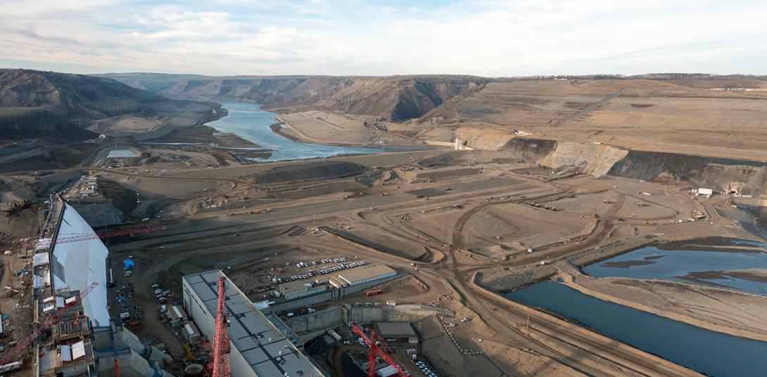 Crews place an insulating layer on the dam and core buttress. | October 2021