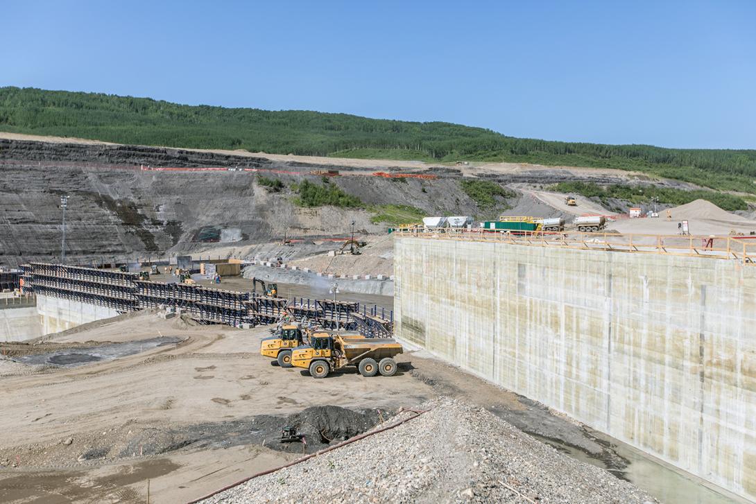 Installation of concrete for the south bank tailrace wall | July 2018