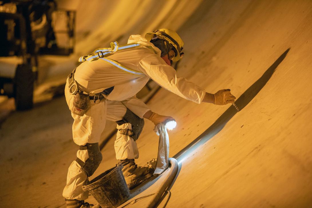 Finishing work on the concrete liner of the diversion tunnel. | July 2020