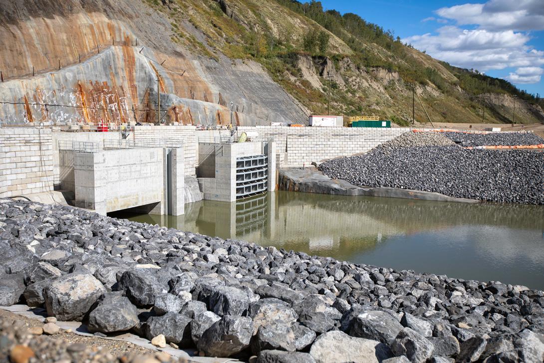 Filling the outlet cofferdam to leakage test the diversion tunnel 2 stoplogs. | August 2020