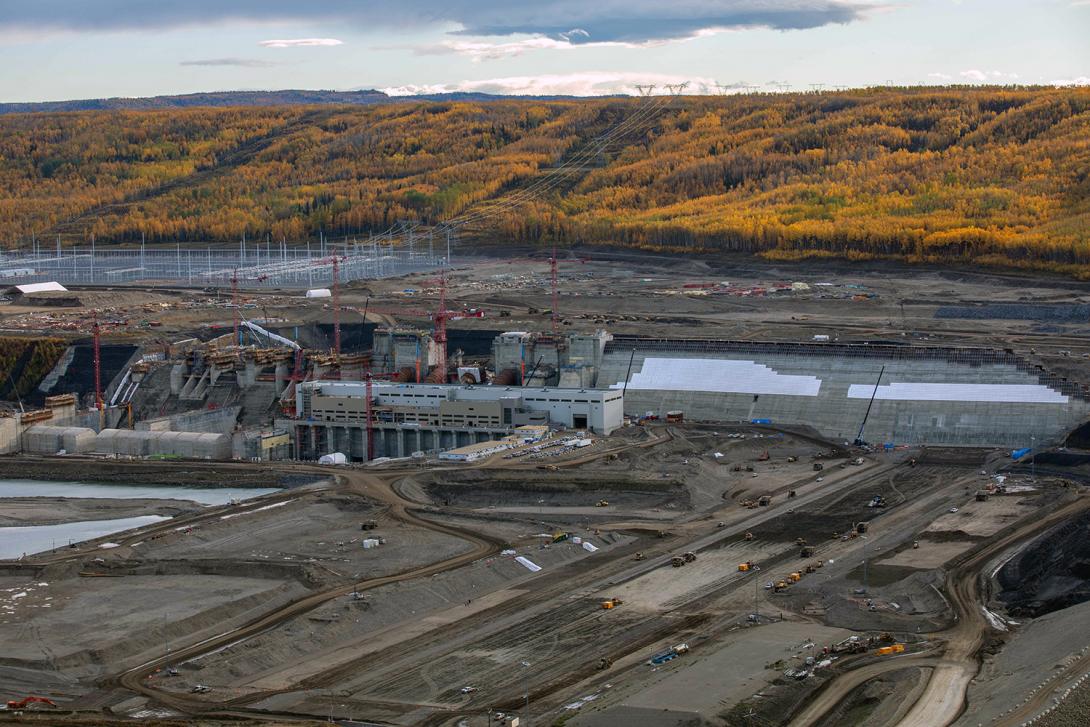 Overview of the dam buttress, core trench, powerhouse and spillways. | September 2021