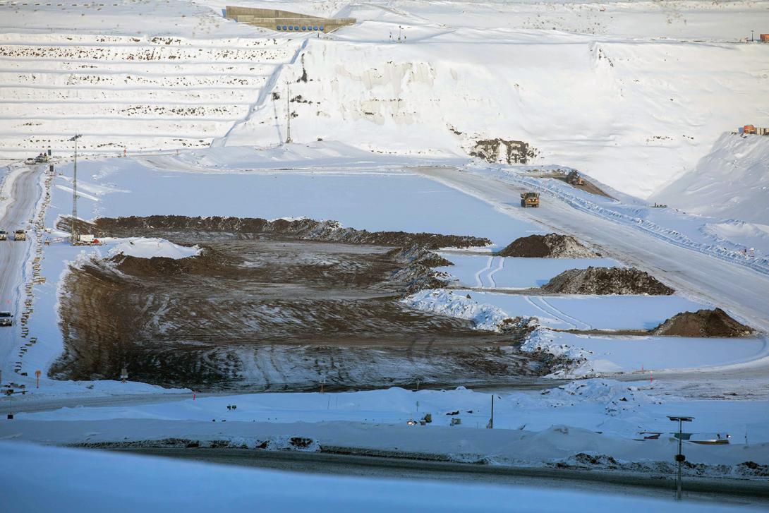 Clearing snow on the dam upstream shell. | January 2022