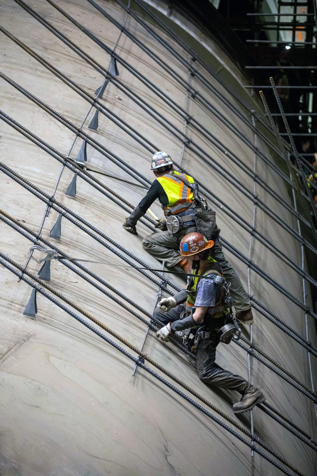 Installing reinforcement on a spiral case, to prepare for the second stage of concrete pouring. | February 2022