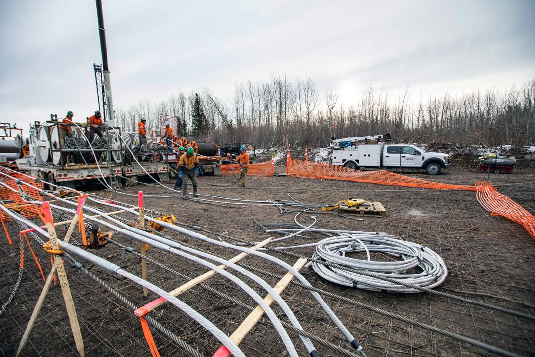 The transmission crew is managing the conductor at the tensioner site. | February 2022