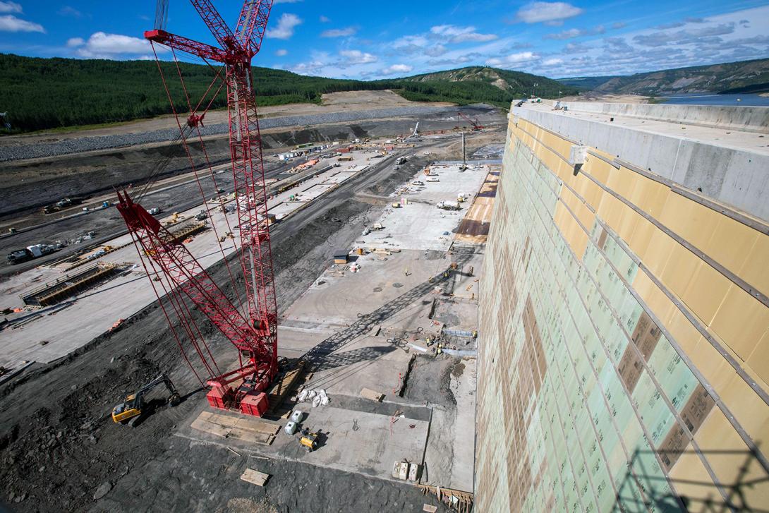 In the approach channel, mudslabs have been placed against the dam and core roller compacted concrete buttress. | August 2022