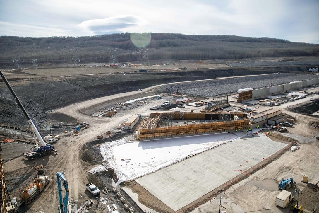 Crews place reinforcing steel for the centre wall in the approach channel. | April 2023